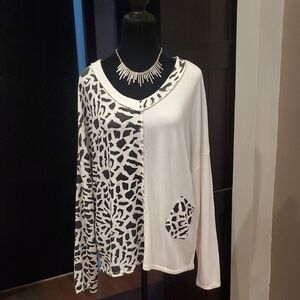 KAKTUS Women's Black and White Animal Print Top. Size Small